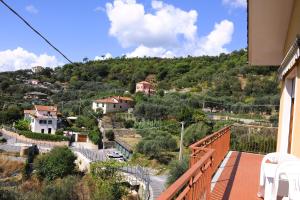 een balkon met uitzicht op een stad op een heuvel bij casa di erika in Varazze