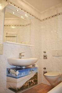 un baño con lavabo e inodoro en Komfortferienwohnung Strandgut, en Sassnitz