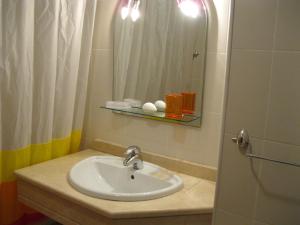 un baño con lavabo y espejo en Estacada Apartment, en Machico 43 fotos más