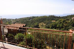 ヴァラッツェにあるcasa di erikaの家のバルコニーからの眺め
