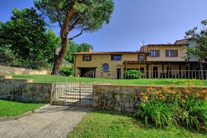 dom z płotem przed podwórkiem w obiekcie Villa Morandi by PosarelliVillas w mieście Loro Ciuffenna