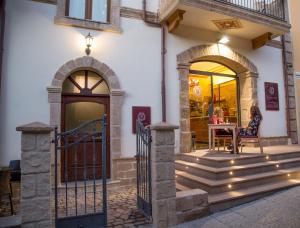 un edificio con una puerta y escaleras delante en Double B Maison De Charme en Alghero