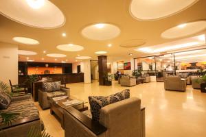 Uma área de estar em Waterfront Resort by KGH Group