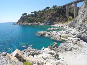 un ponte su una spiaggia vicino all'oceano di Appartamento San Martino a Copanello