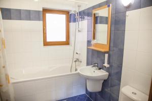 A bathroom at Hotel Eminent