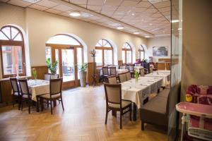 A restaurant or other place to eat at Hotel Eminent
