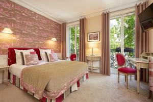 A bed or beds in a room at Relais Saint Jacques