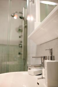 un lavandino con rubinetto e specchio di Domus Salentina a Leverano