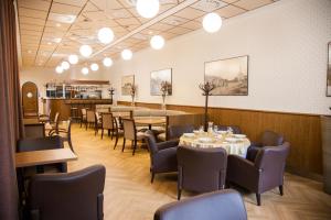 A restaurant or other place to eat at Hotel Eminent