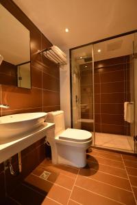 uma casa de banho com um WC, um lavatório e um chuveiro em IU Hotel Beijing Zhongguancun Zhichunli em Pequim