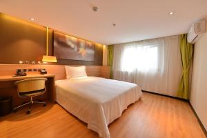 Ένα ή περισσότερα κρεβάτια σε δωμάτιο στο IU Hotel Beijing Zhongguancun Zhichunli
