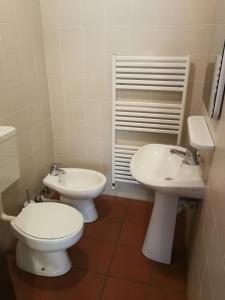 ein Bad mit einem WC und einem Waschbecken in der Unterkunft Grado Exclusive Apartment in Grado