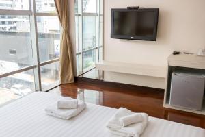 TV a/nebo společenská místnost v ubytování Snooze Hotel Thonglor Bangkok