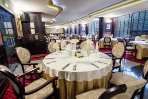 comedor con mesa y sillas en Grand Hotel Hebar, en Pazardzhik