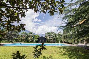 ein Swimmingpool mitten in einem Hof in der Unterkunft Apartments Obermayr in Lana + 18 Fotos