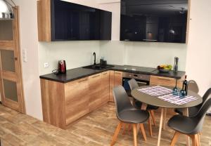 Kuchnia lub aneks kuchenny w obiekcie Windrose Apartment