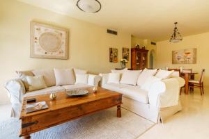 A seating area at La Cartuja del Golf