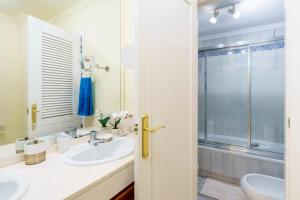 A bathroom at La Cartuja del Golf