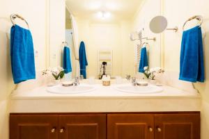 A bathroom at La Cartuja del Golf