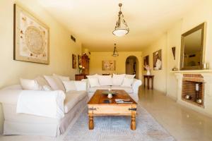 A seating area at La Cartuja del Golf