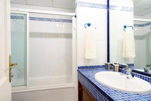 A bathroom at La Cartuja del Golf