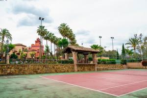 Tennis and/or squash facilities at La Cartuja del Golf or nearby