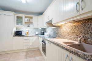 A kitchen or kitchenette at La Cartuja del Golf