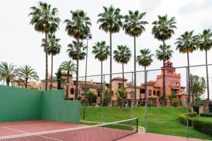Tennis and/or squash facilities at La Cartuja del Golf or nearby