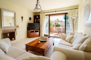 A seating area at La Cartuja del Golf