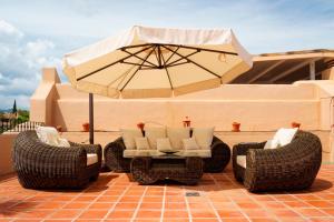 A seating area at La Cartuja del Golf