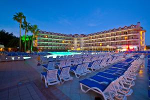 una fila de tumbonas frente a un hotel en Green Nature Resort and Spa, en Marmaris