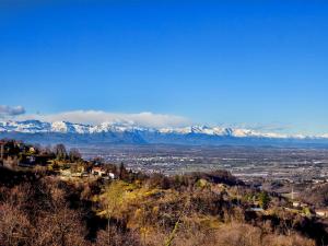 a view of a city with snow covered mountains at Agriturismo Ai Guiet in Superga