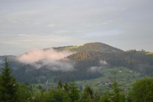 - une vue sur une montagne aux nuages dans la vallée dans l'établissement Яблуневий сад, à Yablunytsya