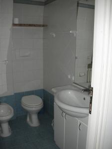 La salle de bains est pourvue de toilettes, d'un lavabo et d'une douche. dans l'établissement Residence Balduina, à Rome