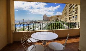 アルボラヤにあるFirst line apartmentの海の景色を望むバルコニー(テーブル、椅子付)