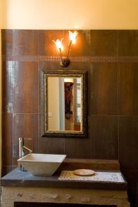 La salle de bains est pourvue d'un lavabo et d'un miroir. dans l'établissement Château de Gerbe, à Saint-Rémy-en-Rollat