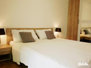 A bed or beds in a room at Apartment Bruneck Central