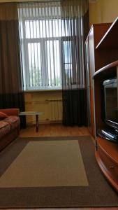 ノヴォシビルスクにあるSalvador Apartments Krasny prospectのリビングルーム(ソファ、テーブル付)