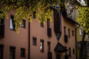 un edificio con ventanas laterales en Balokány apartman en Pécs