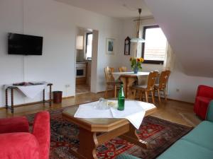 ein Wohnzimmer mit einem Tisch und einem Sofa in der Unterkunft Ferienwohnungen Westfalenhof in Willingen