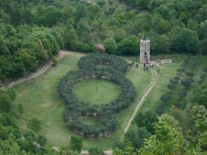 アッシジにあるB&B Il Sentiero di Assisiの時計塔のある庭園の空中風景