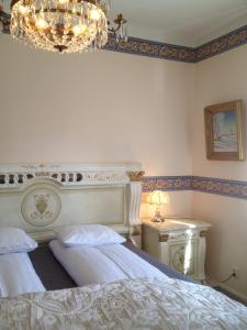 Un pat sau paturi într-o cameră la Hotel Arkaden