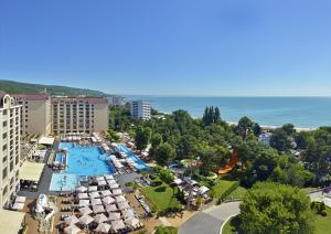 een luchtzicht op een resort met een zwembad en de oceaan bij Melia Grand Hermitage All Inclusive in Goudstrand