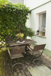 a picnic table and chairs in a yard at Ferienwohnung Henker in Bad Schandau