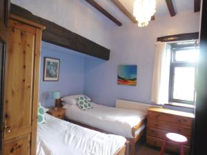 Säng eller sängar i ett rum på The Old Mill and Cottage