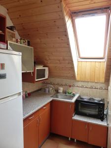 una pequeña cocina con fregadero y ventana en Privát Obuvník, en Liptovský Ján