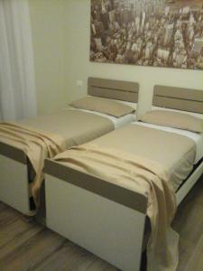 アレッツォにあるCasa Vacanze Centro Fiereのベッド2台が隣同士に設置された部屋です。