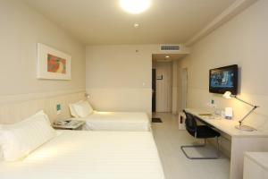 Cama ou camas em um quarto em Jinjiang Inn Tianjin South Railway Station