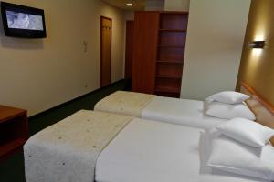 Postel nebo postele na pokoji v ubytování Hotel Victor Pruszków DeSilva