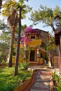 Um jardim em Symbola Oludeniz Beach Hotel